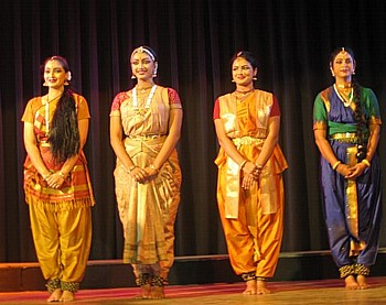 Indian_dance_troupe350b.jpg